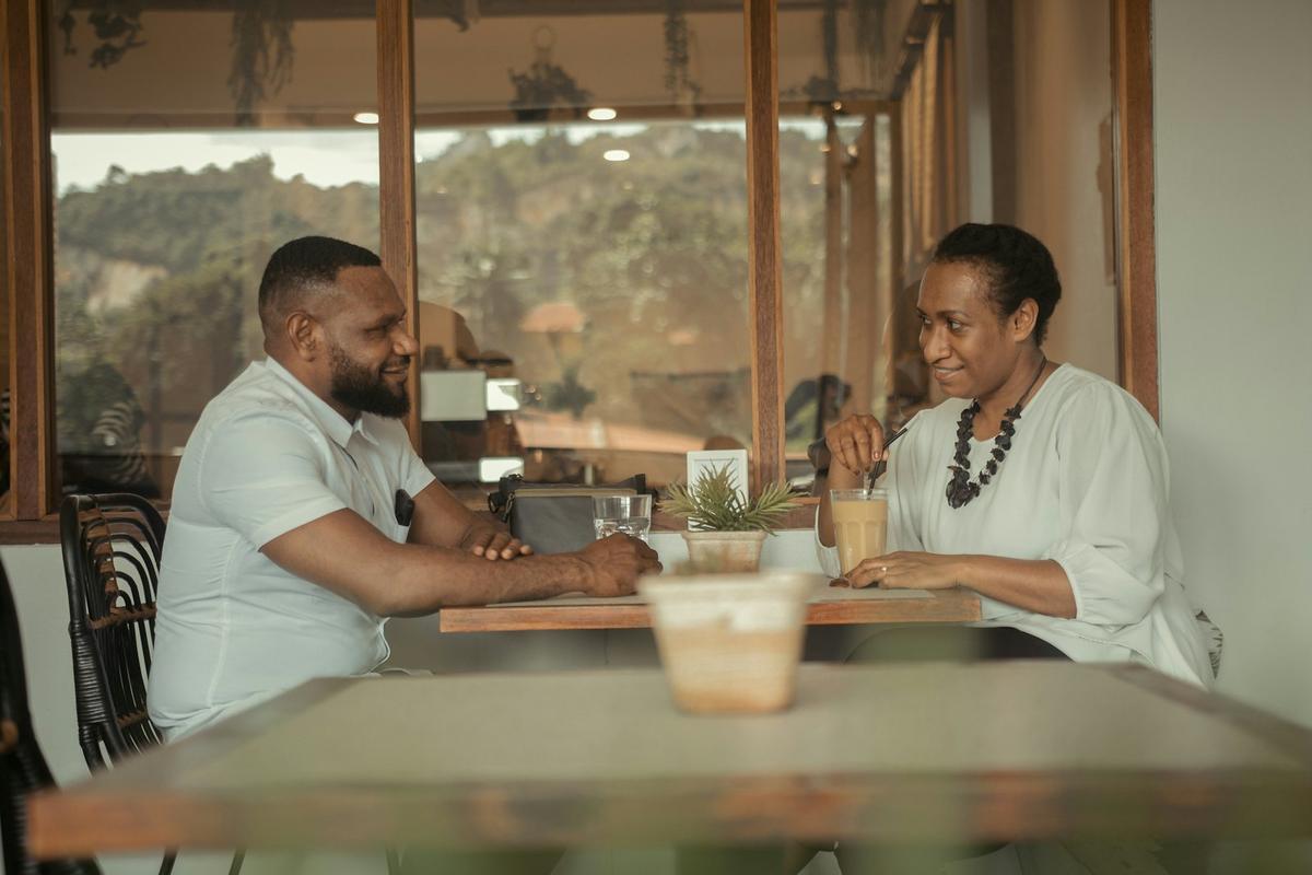 Un homme et une femme discutent à table